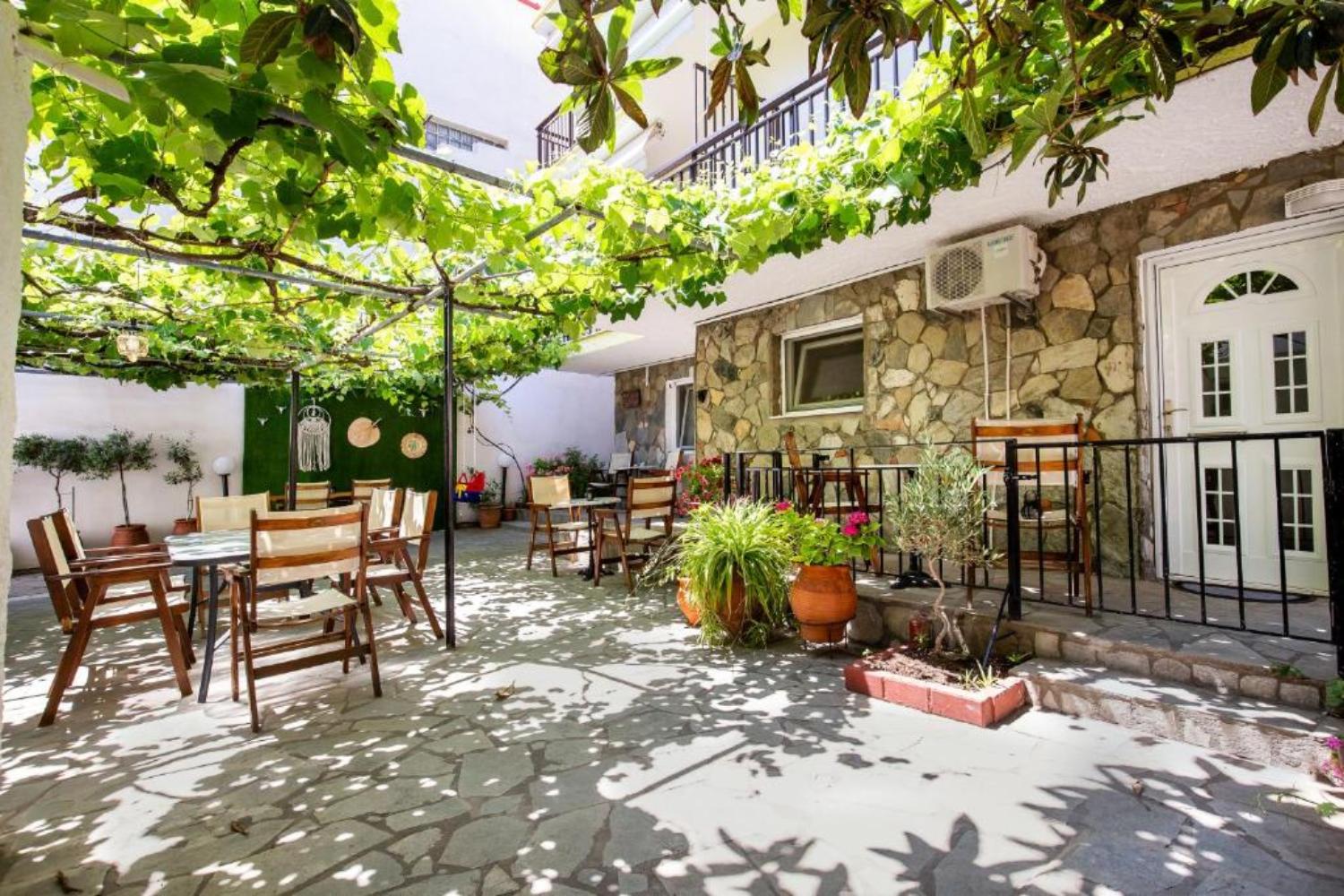 Tiara Holidays - Famelia Studios - dvorište